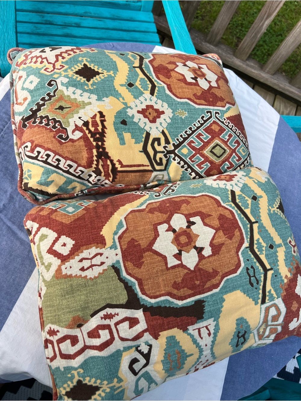 🌻2 Patterned Throw Pillows - Picture 4 of 7